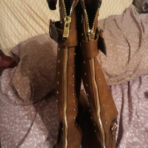 Studded boots - Picture 2 of 4